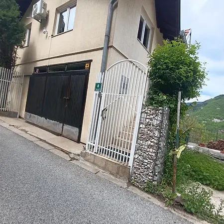 Saraj Heights House アパート